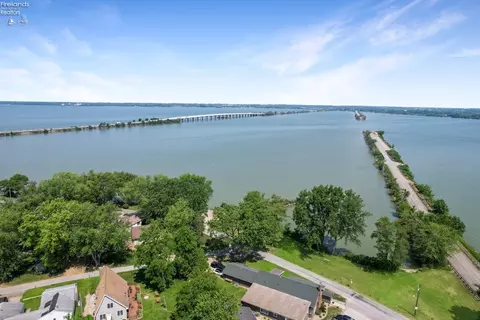 121 E Shawnee Trl, Sandusky, OH 44870 photo 5