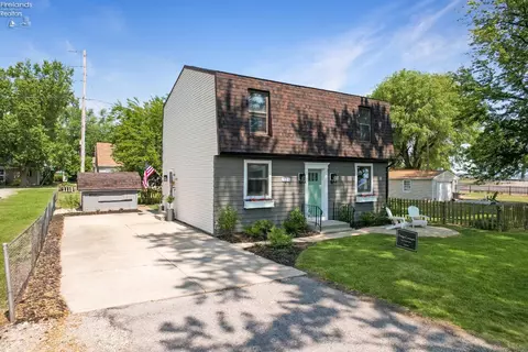 121 E Shawnee Trl, Sandusky, OH 44870 photo 2