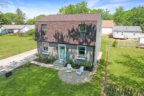 121 E Shawnee Trl, Sandusky, OH 44870 photo 3