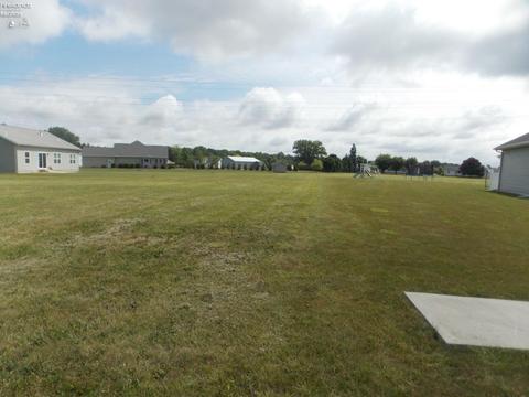 330 Plantation Ln, Oak Harbor, OH 43449