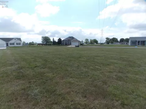 421 Plantation Ln, Oak Harbor, OH 43449