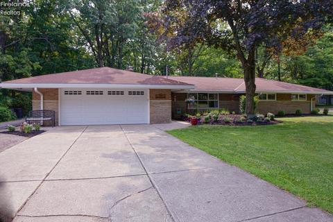 1540 Chestnut Rd, Seven Hills, OH 44131