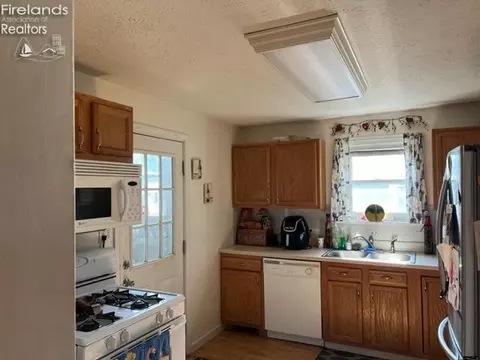 735 E Main St, Bellevue, OH 44811 photo 6