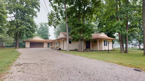 768 Holiday Dr, Willard, OH 44890 photo 2