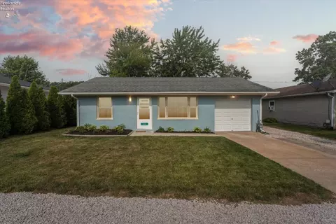 302 Harcourt Rd, Vermilion, OH 44089