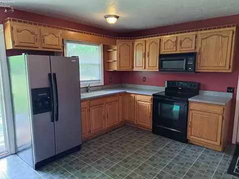 319 E Forest St, Clyde, OH 43410 photo 3