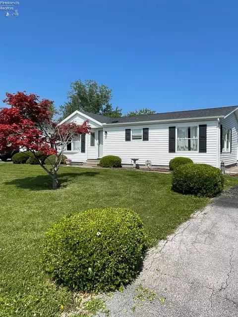 271 Spring Crest Dr, Marblehead, OH 43440 photo 2