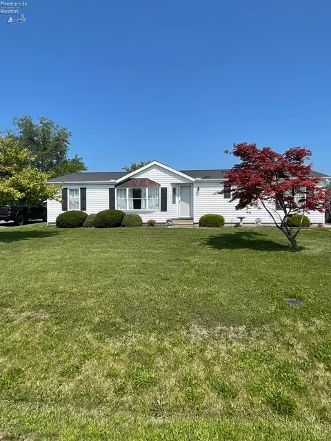 271 Spring Crest Dr, Marblehead, OH 43440