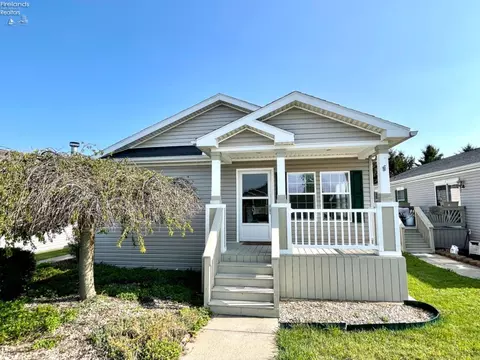 8864 White Crane Way St, Oak Harbor, OH 43449