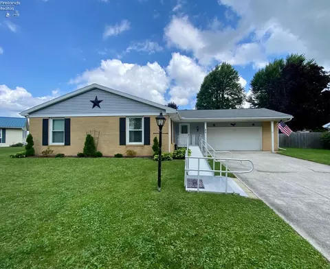 21 Barcelona Dr, Fostoria, OH 44830