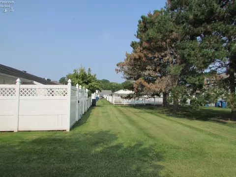 731 Chestnut Ln, Huron, OH 44839 photo 5