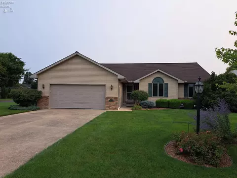 22 Sun Valley Dr, Fremont, OH 43420