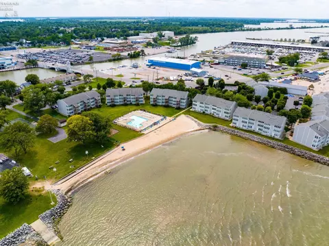 218 W Lakeshore Dr #B, Port Clinton, OH 43452