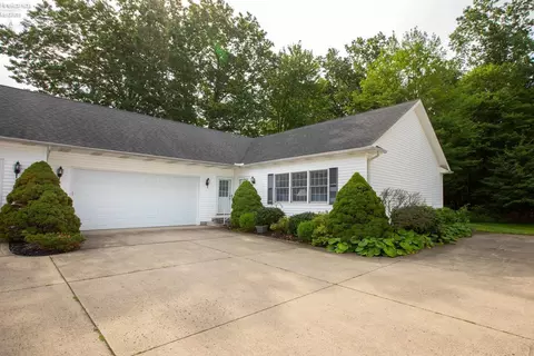 3953 Hilltop Dr, Vermilion, OH 44089