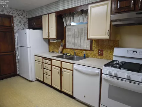 405 W Pearl St, Willard, OH 44890 photo 16