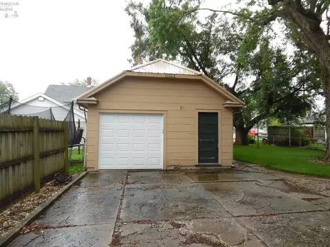 405 W Pearl St, Willard, OH 44890 photo 8