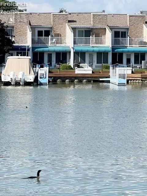 200 W Lakeshore Dr #8, Port Clinton, OH 43452