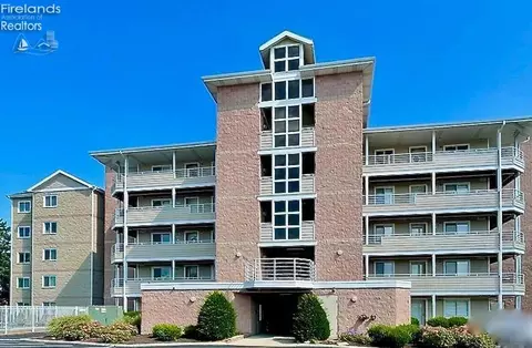 32 Marina Pt, Sandusky, OH 44870