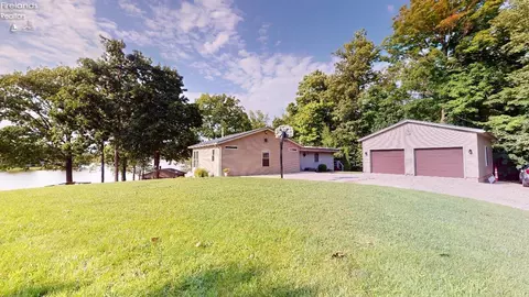828 Wildwood Dr, Willard, OH 44890