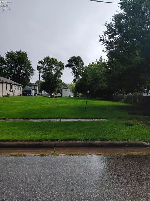 607 N Pleasant St, Willard, OH 44890
