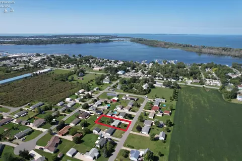 172 Spring Crest Dr, Marblehead, OH 43440 photo 2