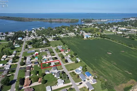 172 Spring Crest Dr, Marblehead, OH 43440 photo 3