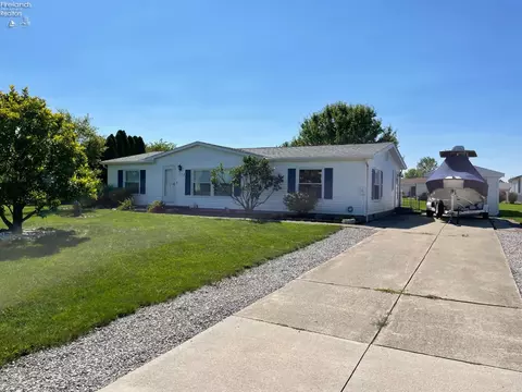 172 Spring Crest Dr, Marblehead, OH 43440