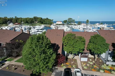 3138 N Marina View Dr, Port Clinton, OH 43452
