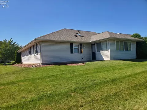 111 Leonard St, Willard, OH 44890 photo 2