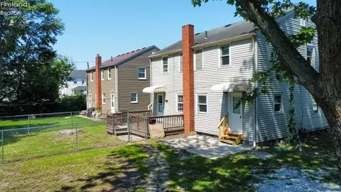 210 High St, Elyria, OH 44035 photo 3