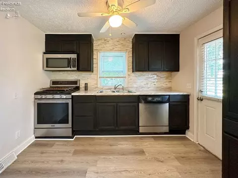 210 High St, Elyria, OH 44035 photo 9