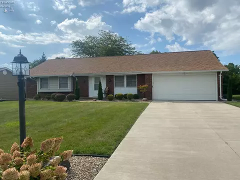 515 Cottonwood Dr, Willard, OH 44890