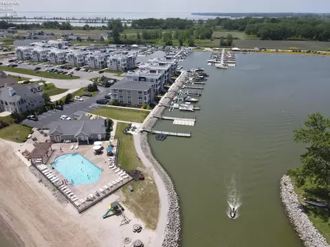 2566 S Waterside Ct #212, Marblehead, OH 43440