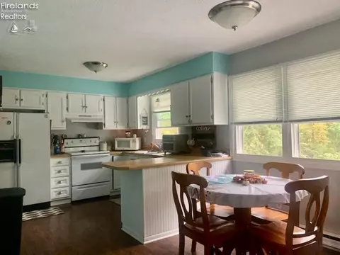 654 Holiday Dr, Willard, OH 44890 photo 9