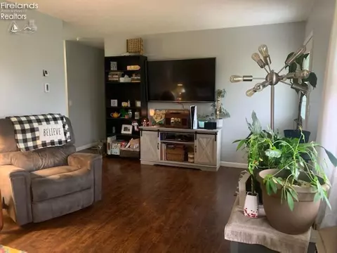 654 Holiday Dr, Willard, OH 44890 photo 6