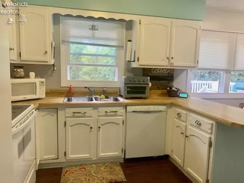 654 Holiday Dr, Willard, OH 44890 photo 10