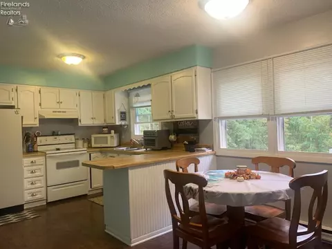 654 Holiday Dr, Willard, OH 44890 photo 8