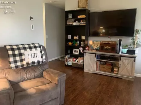 654 Holiday Dr, Willard, OH 44890 photo 7