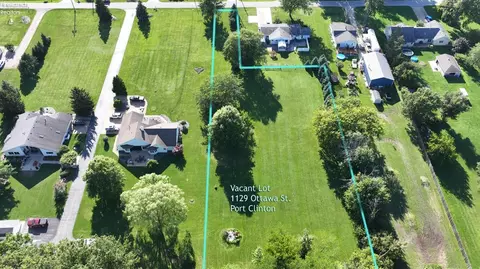 1129 Ottawa Dr, Port Clinton, OH 43452