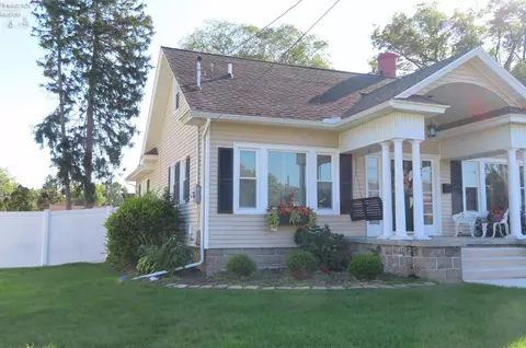 122 Robert Ave, Bellevue, OH 44811 photo 2