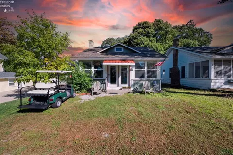 325 Peach Ave, Lakeside, OH 43440