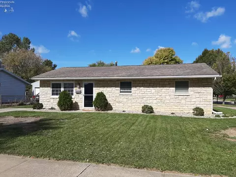 2237 Fallen Timber Dr, Sandusky, OH 44870
