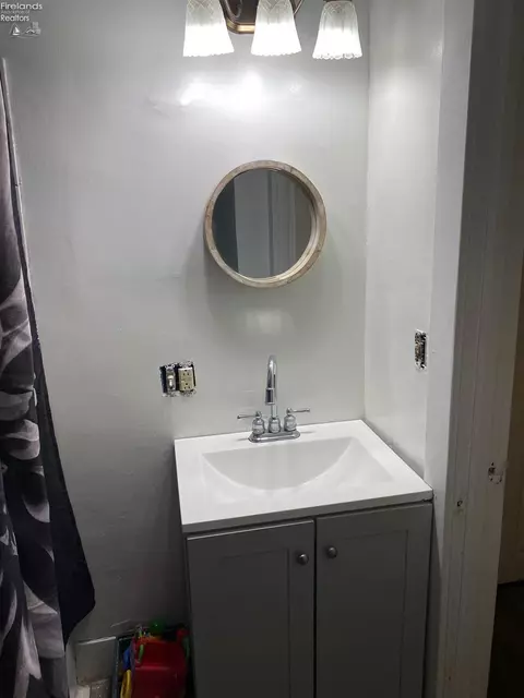 Bath - 1753 E 30th St, Lorain, OH 44055 photo 2 of 2