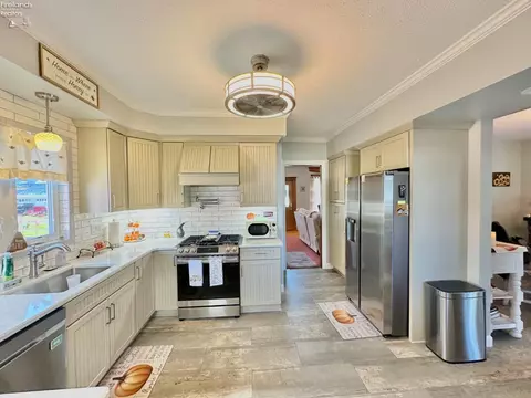 403 Moore Ave, Bellevue, OH 44811 photo 4