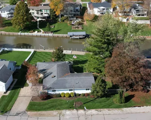1209 Riverside Dr, Huron, OH 44839