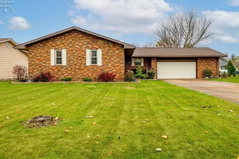 904 Jackson Dr, Port Clinton, OH 43452
