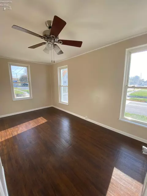703 Vine St, Clyde, OH 43410 photo 4