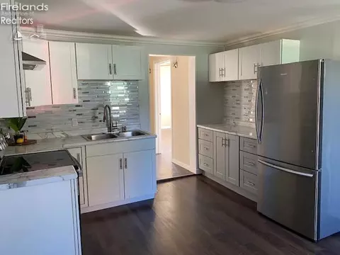 703 Vine St, Clyde, OH 43410 photo 8