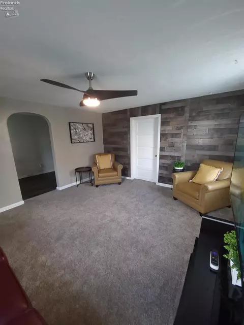 Living - 508 E Monroe, Sandusky, OH 44870 photo 2 of 5