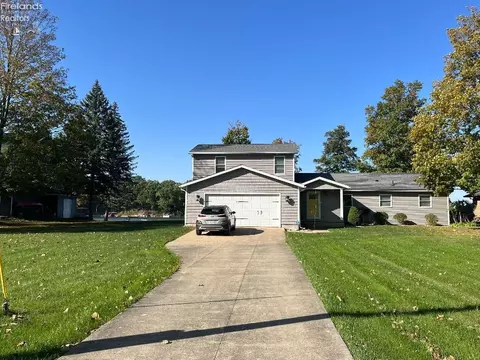 730 Beach Dr, Willard, OH 44890